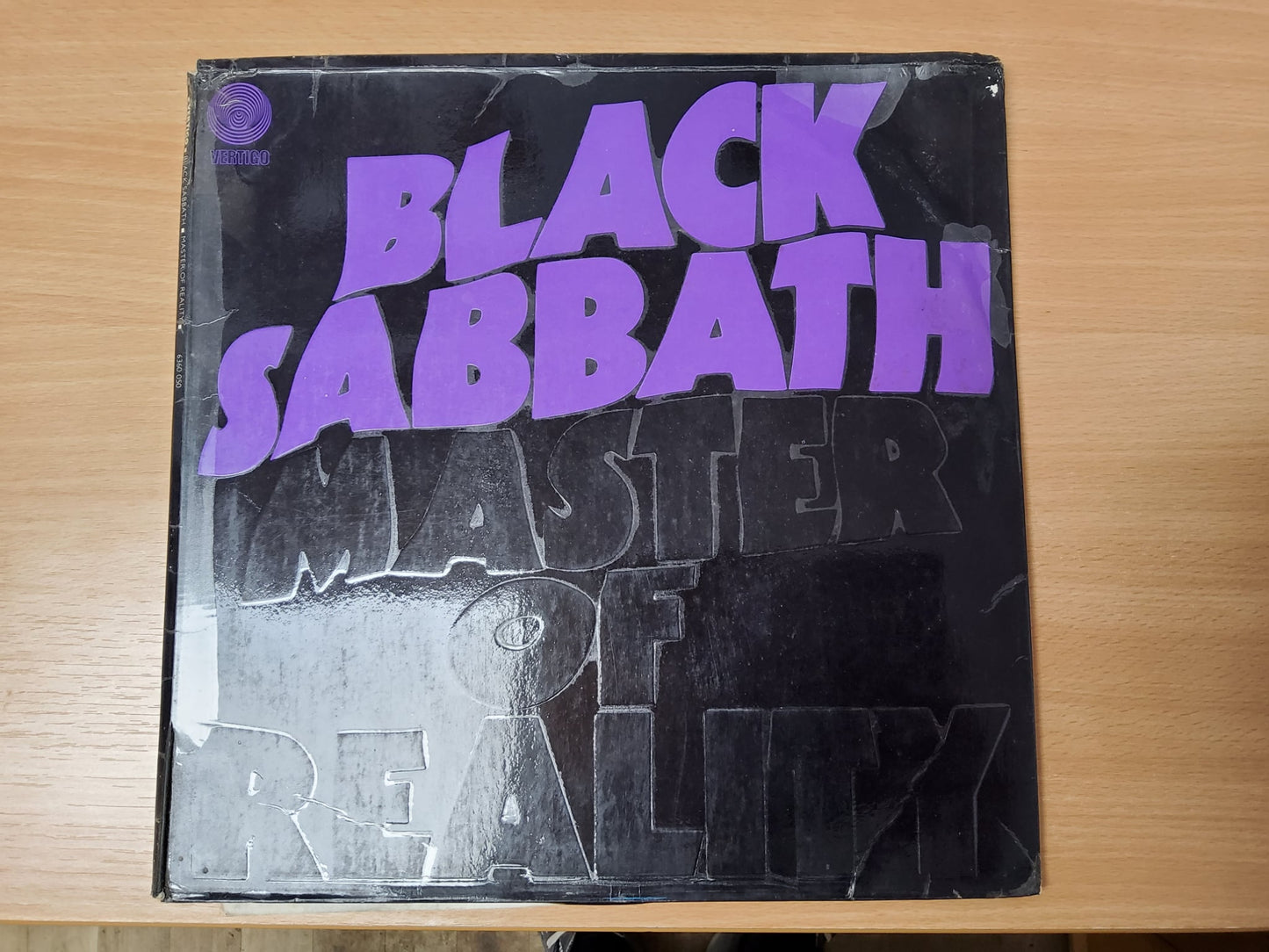 Black Sabbath. Master Of Reality ( Embossed Box Sleeve • 'Vertigo Swirl' labels [inverted black / white on Side B ) G+ Sleeve Worn ( Photos )